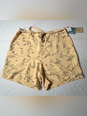 NWT Directives Women's Size 18 Yellow Leaf Print Belted Shorts